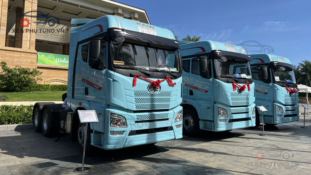 Trưng Bày Xe Đầu Kéo Container FAW JH6 460HP 2 Cầu Láp Động Cơ Yuchai Tại Showroom