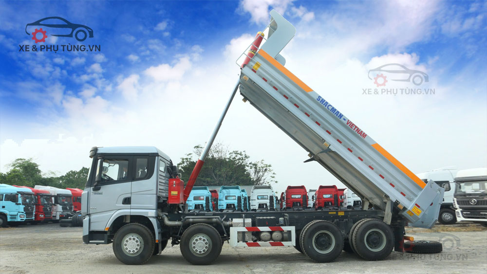 Chiếc xe ben Shacman đang được kiểm tra trước khi bàn giao cho khác