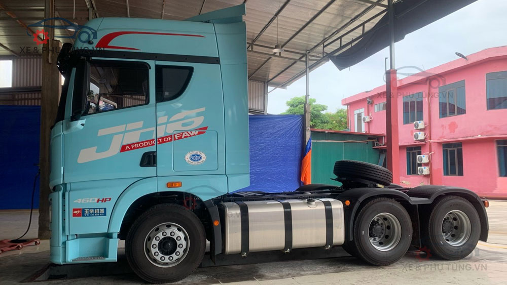 Xe Đầu Kéo Container FAW JH6 460HP 2 Cầu Láp Động Cơ Yuchai Tại Showroom