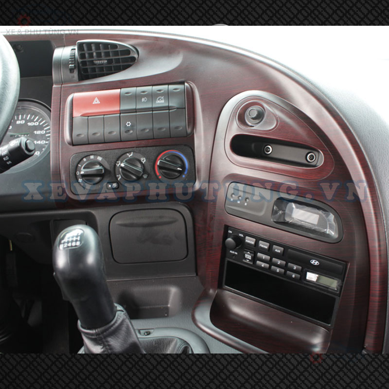Các phím điều khiển trong cabin xe đầu kéo Hyundai HD1000 2 cầu 6x4 410PS