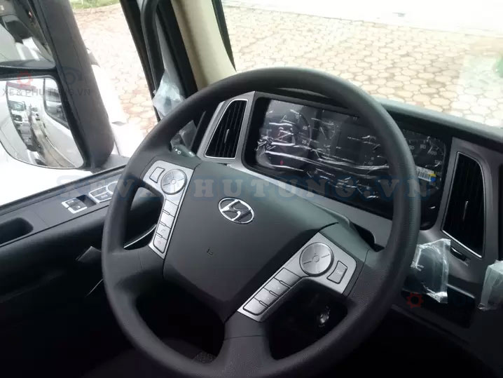 Cận cảnh vô lăng và mặt đồng hồ Hyundai Xcient 380PS 2 Cầu 6x4