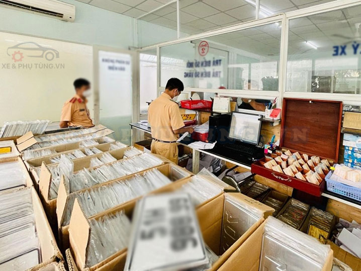 Cấp biển số xe tại phòng cảnh sát giao thông