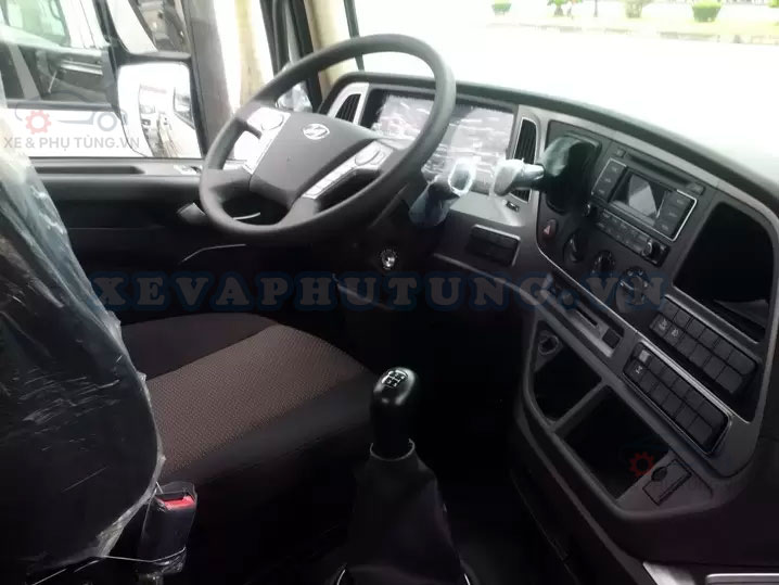 Khoang cabin cận cạnh vùng vô lăng và phím điều khiển