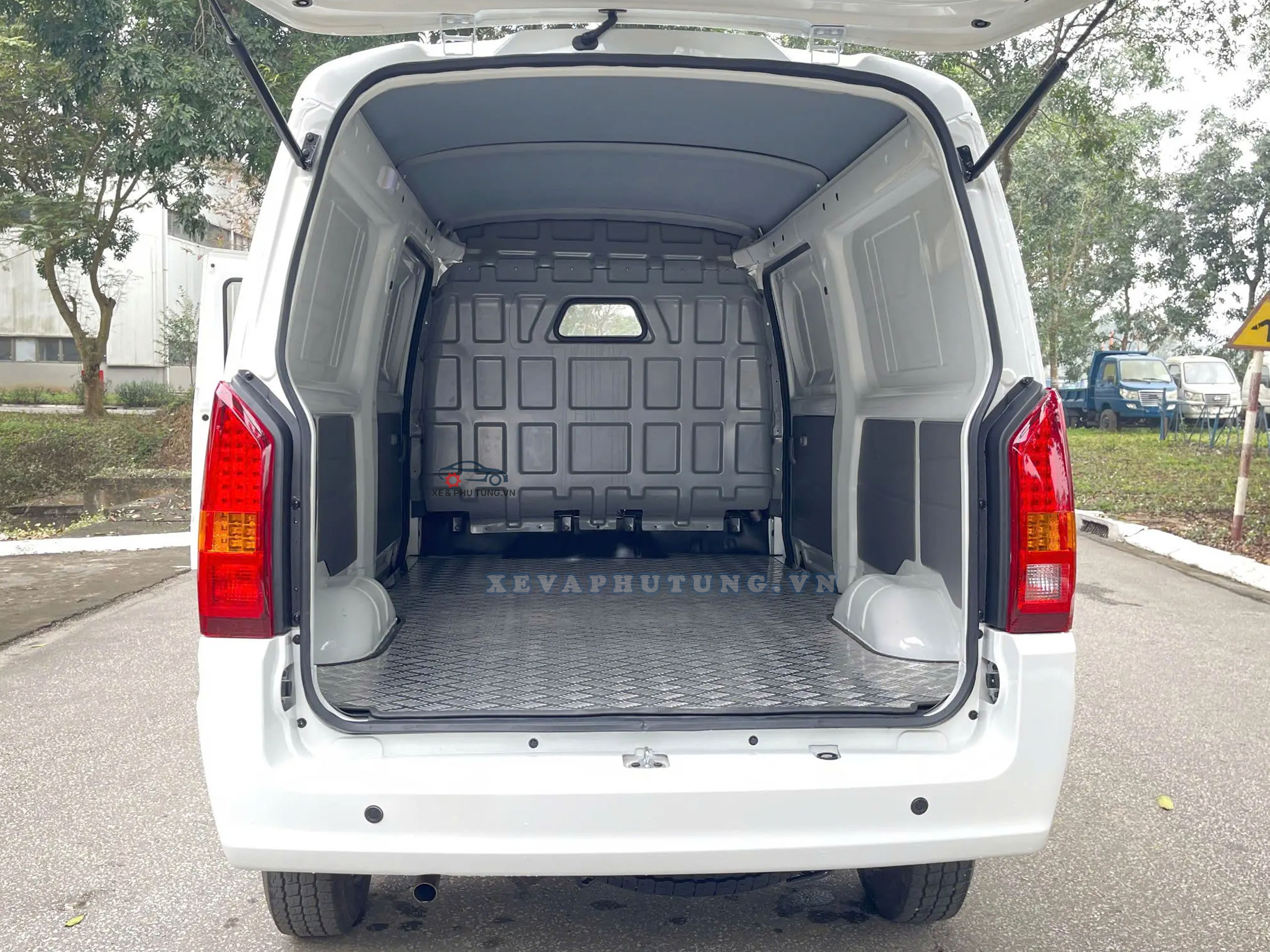 Khoang chứa hàng trên xe van Veam Victory V2