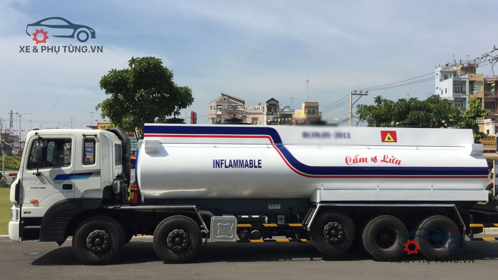 Một chiếc xe bồn chở xăng dầu đang chạy trên đường