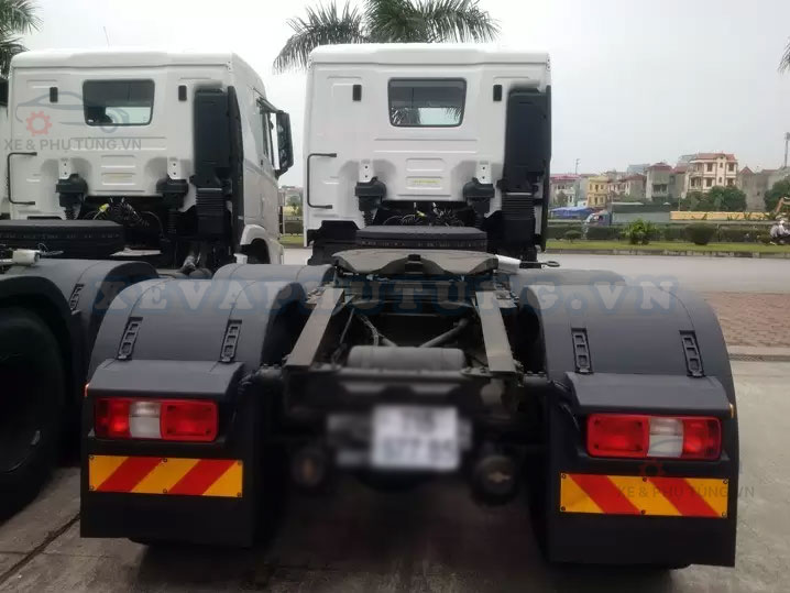 Nhìn từ mặt sau Hyundai Xcient 380PS 2 Cầu 6x4