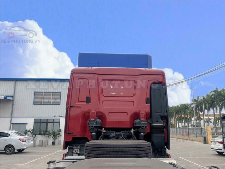 Nhìn từ mặt sau xe đầu kéo Hyundai Xcient 440PS 2 Cầu 6×4