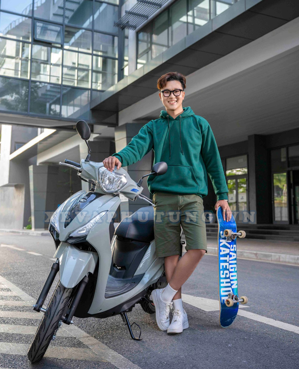Thanh niên đẹp trai bên cạnh chiếc Kymco Hermosa Fi 50cc