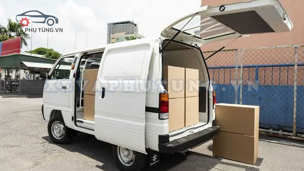 Xe van màu trắng đang xếp hàng lên xe